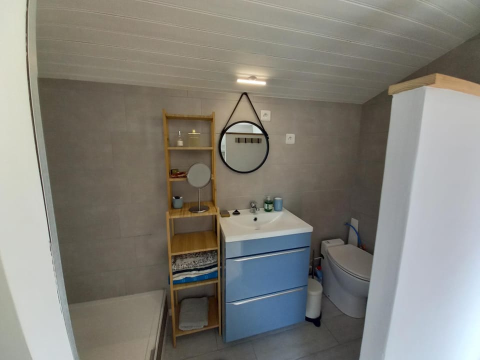 Bathroom, towels