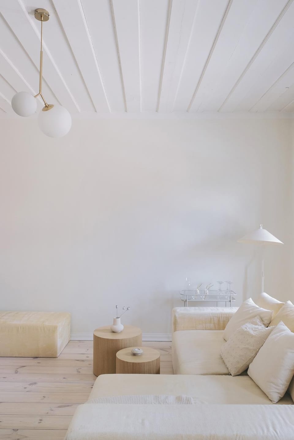 Bed, Living room, Photo of the whole room, Seating area, Bedroom