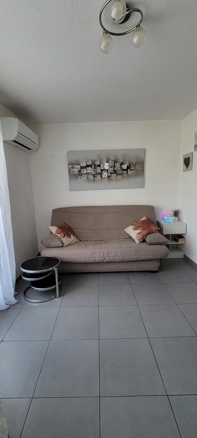 Studio cabine parking et clim 100 m de la plage Cabin in La Grande-Motte