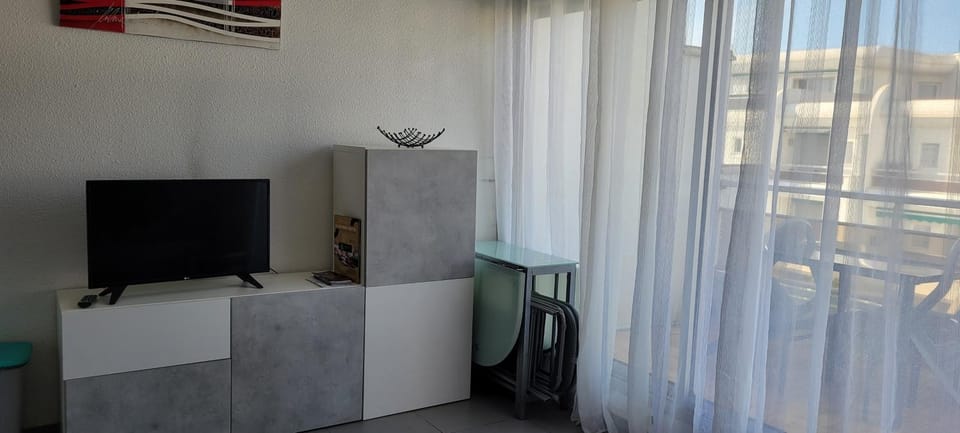 Studio cabine parking et clim 100 m de la plage Cabin in La Grande-Motte