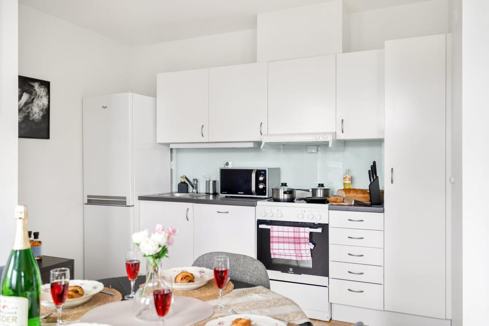 Coffee/tea facilities, Kitchen or kitchenette, Food and drinks, Dining area, Food, Drinks, oven, stove