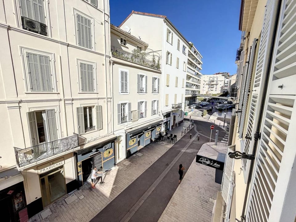 Property building, Neighbourhood, City view, Street view, Location