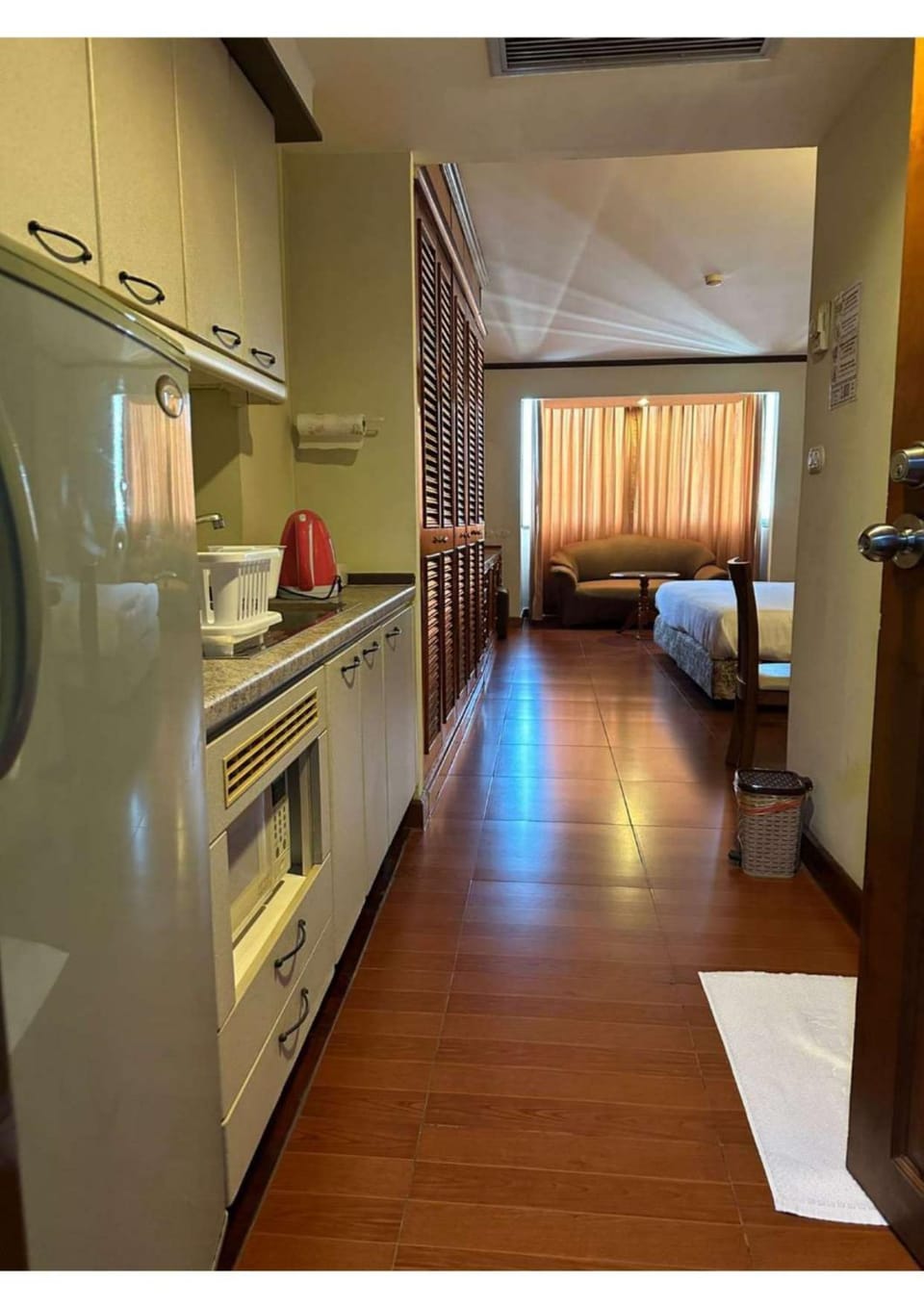 Kitchen or kitchenette, Photo of the whole room, oven