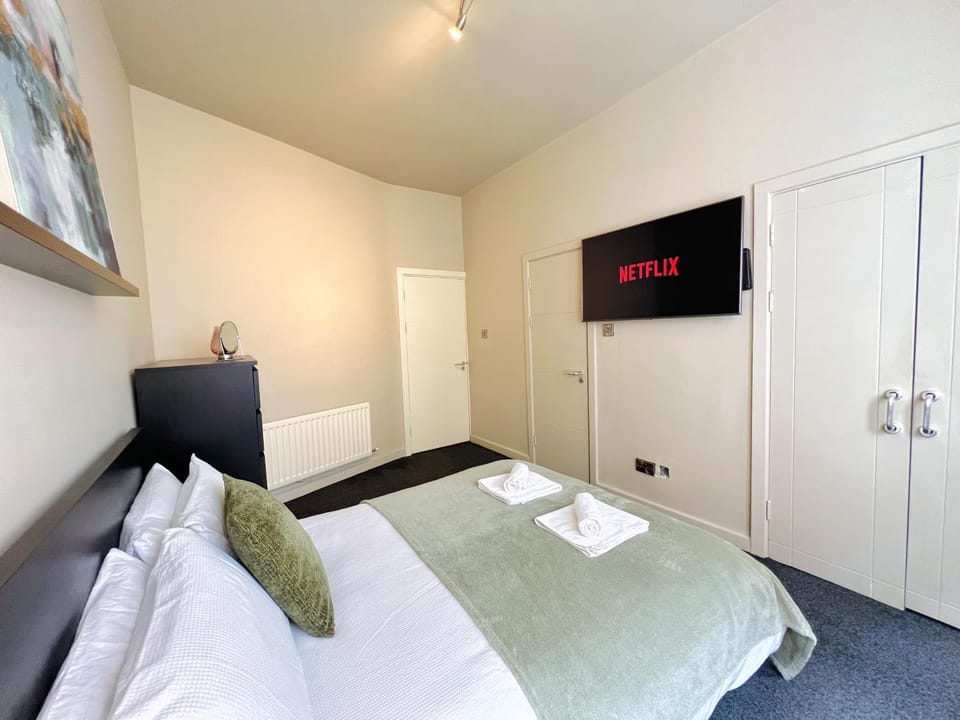 Bed, TV and multimedia, Photo of the whole room, Bedroom, towels, wardrobe