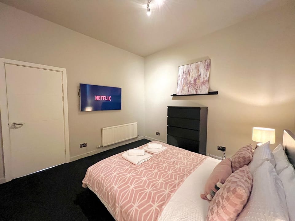 Bed, TV and multimedia, Photo of the whole room, Bedroom, wardrobe