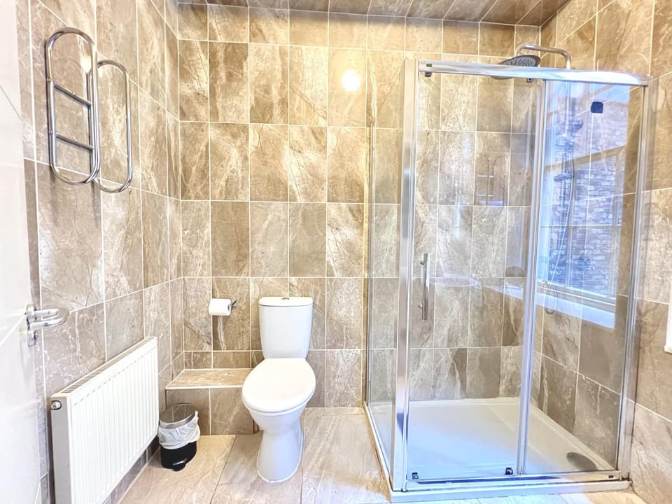 Shower, Toilet, Bathroom, towels