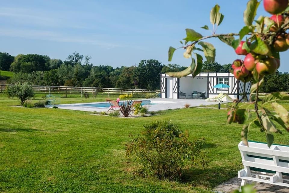 Maison de campagne avec piscine, jardin House in Normandy
