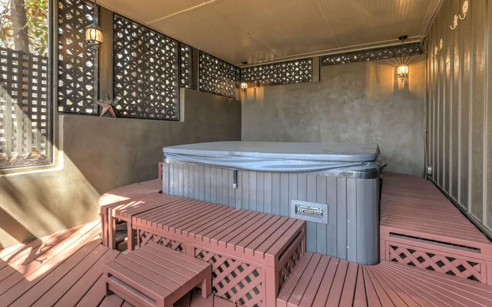 Doctors Orders - Refresh and recharge with peaceful views and a cozy hot tub House in Georgia