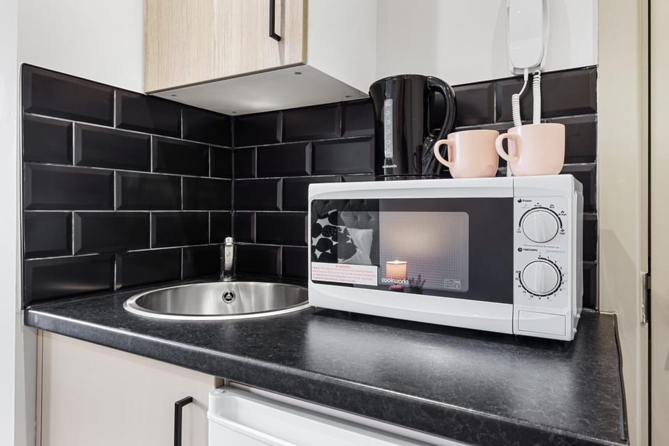 Kitchen or kitchenette, minibar