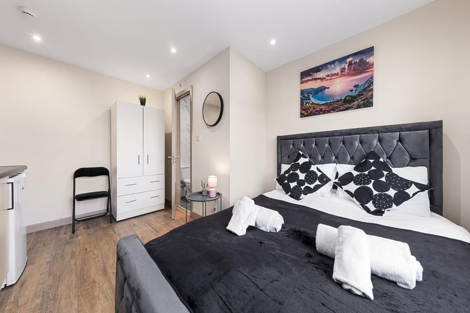 Bed, Seating area, Bedroom, wardrobe