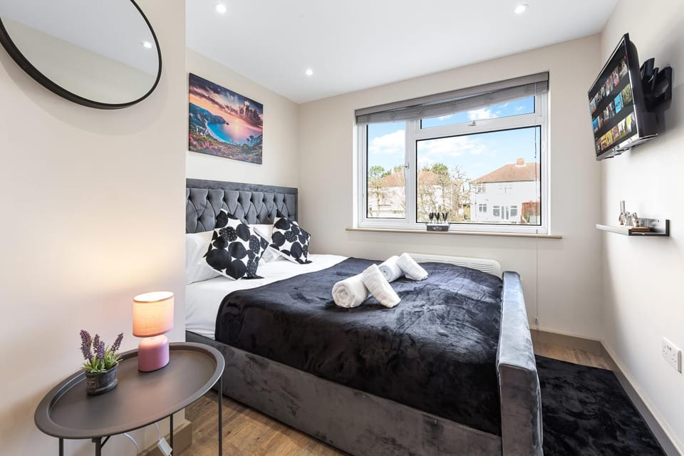 Bed, TV and multimedia, Bedroom