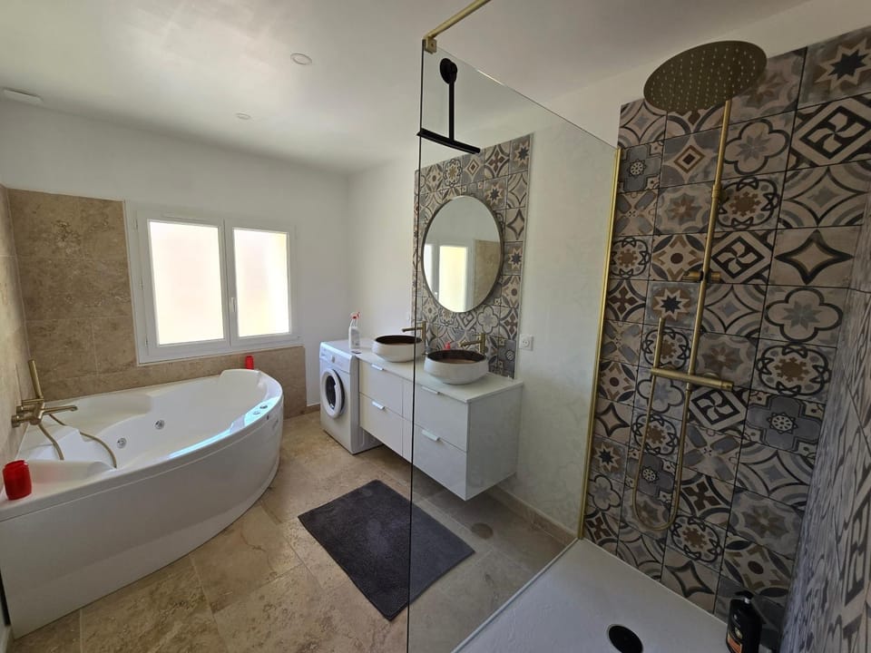 Pic love, 2 personnes jacuzzi Apartment in Provence-Alpes-Côte d'Azur