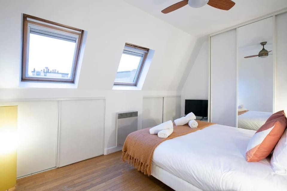 Bed, TV and multimedia, Photo of the whole room, Bedroom, fireplace