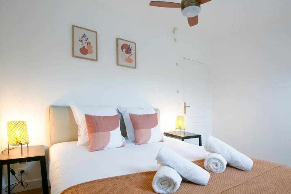 Bed, Photo of the whole room, Bedroom, fireplace, towels