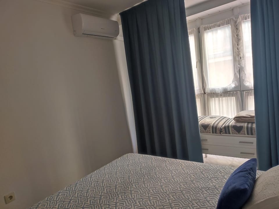 Bedroom, air conditioner