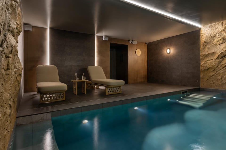Swimming pool, sunbed