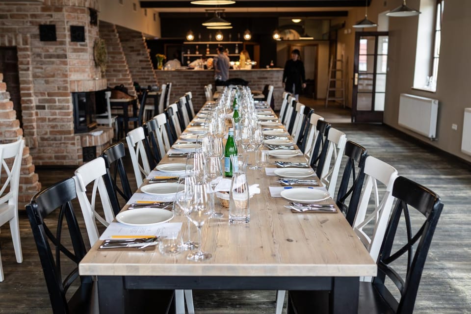 Restaurant/places to eat, Seating area, Food