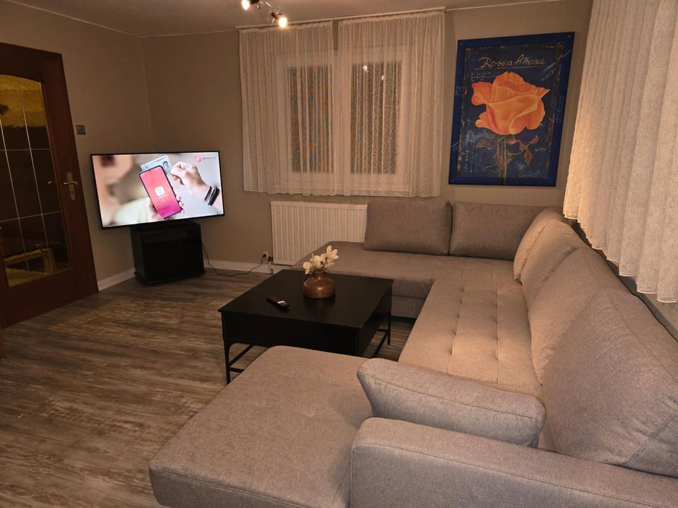 Communal lounge/ TV room, TV and multimedia, Living room, Seating area, Evening entertainment