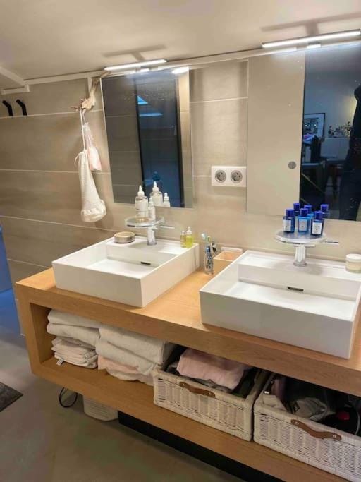 Appartement Loft centre ville situé dans rue calme Apartment in Grenoble