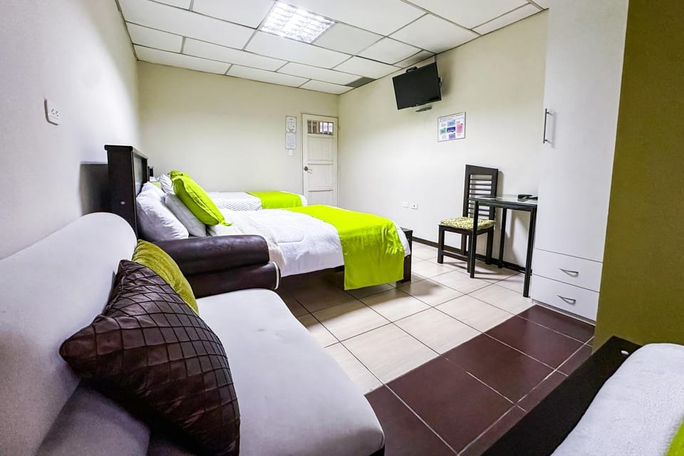 Bed, TV and multimedia, Photo of the whole room, Bedroom