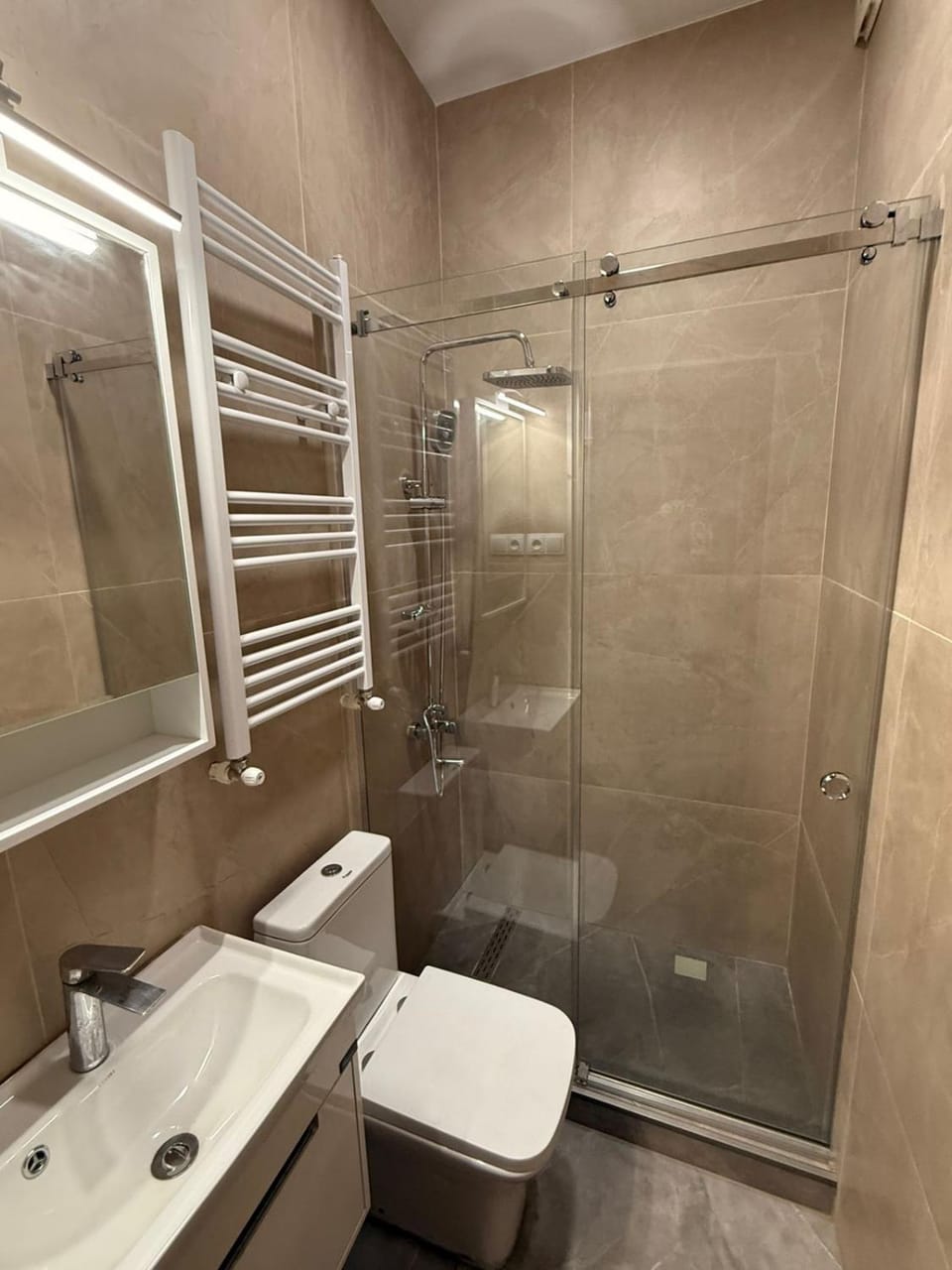 Shower, Toilet, Bathroom, towels