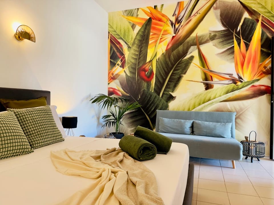 Bed, Living room, Photo of the whole room, Decorative detail, Seating area, Bedroom, Swimming pool, Swimming pool