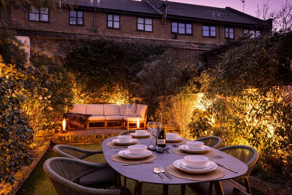 Property building, Garden, Seating area, Dining area, Garden view