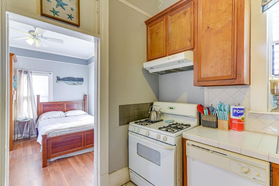 1 Mi to Beach! Coastal Couples Escape in Galveston Apartment in Texas City