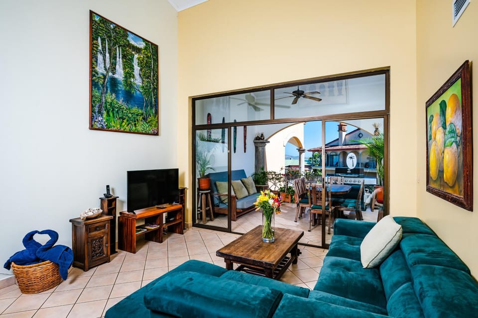 Family Setting, Big Pool Beach facing in towns Apartment hotel in Tamarindo
