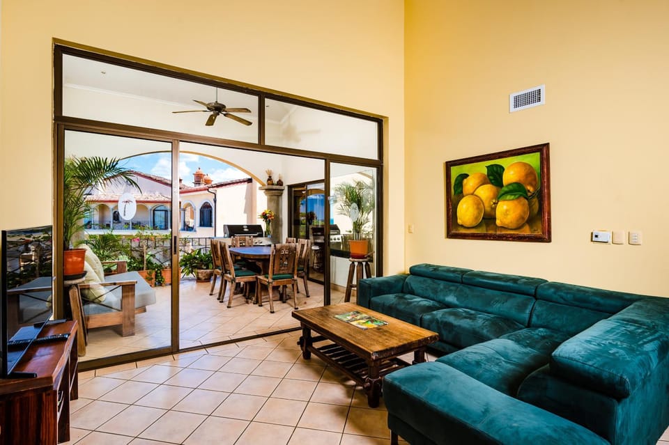 Family Setting, Big Pool Beach facing in towns Apartment hotel in Tamarindo