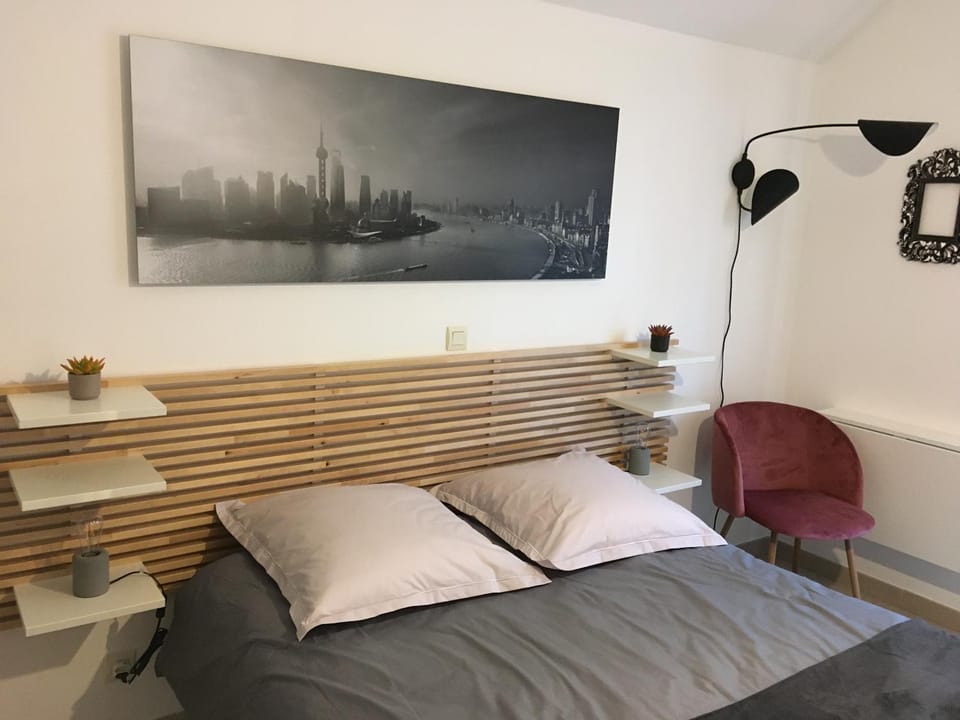 Bed, Photo of the whole room