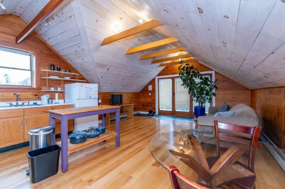 Kitchen or kitchenette, Living room, Seating area, Dining area