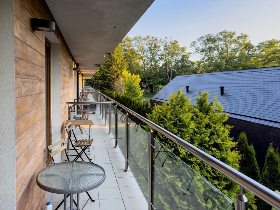 Property building, Day, Garden, Balcony/Terrace