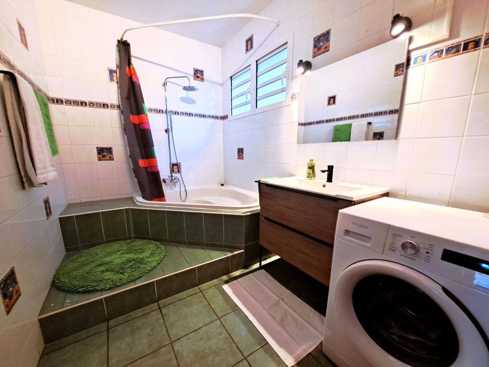 Bathroom, Bath, towels, washing machine