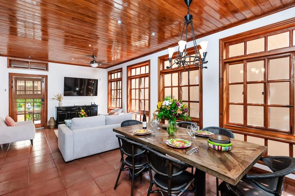 Private Pool, 3bd Villa near the Beach House in Playa Langosta