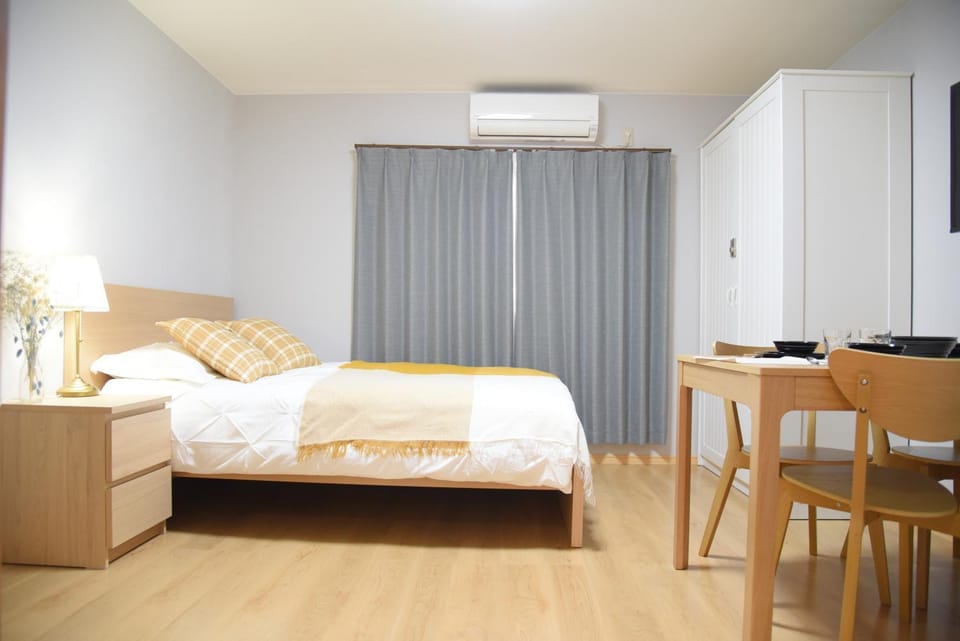 Bed, Photo of the whole room, Seating area, Bedroom, air conditioner