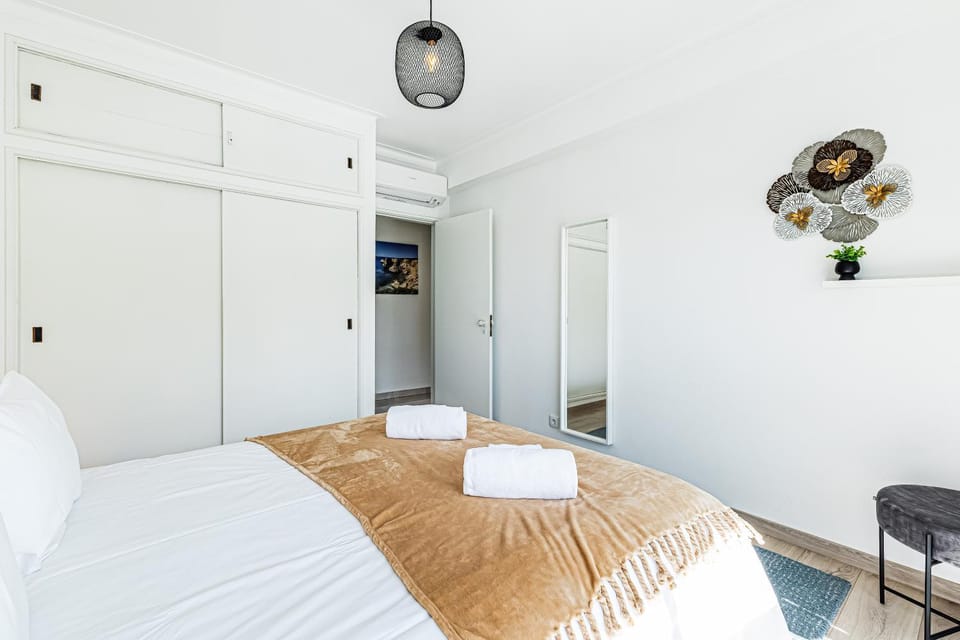 Bed, Bedroom, towels, wardrobe