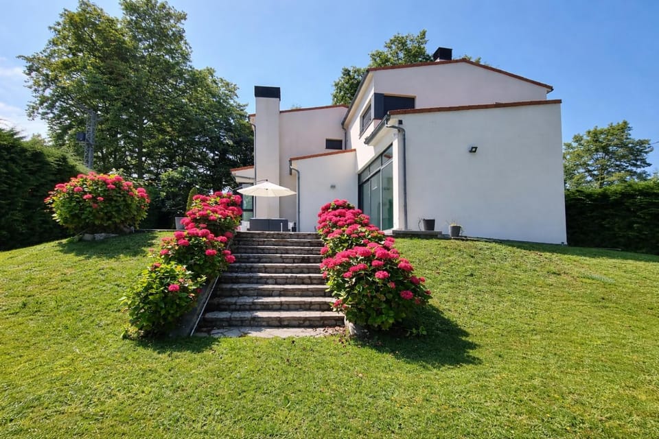 Property building, Garden, Balcony/Terrace, Garden view