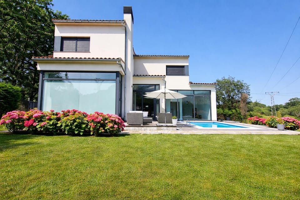 Property building, Garden, Balcony/Terrace, Garden view, Pool view, Swimming pool