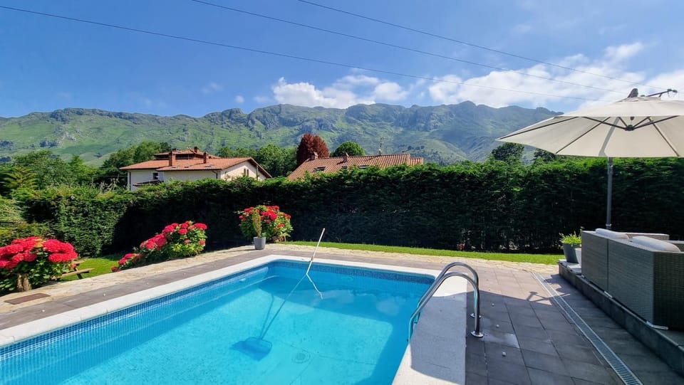 Property building, Bird's eye view, Garden, Garden view, Swimming pool