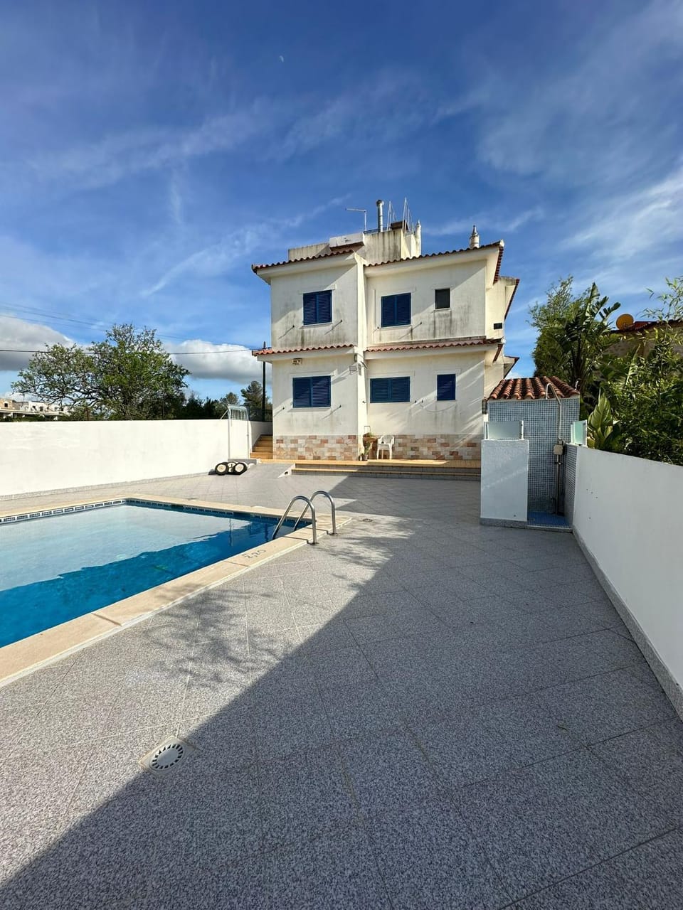Property building, Day, Pool view, Swimming pool, sunbed