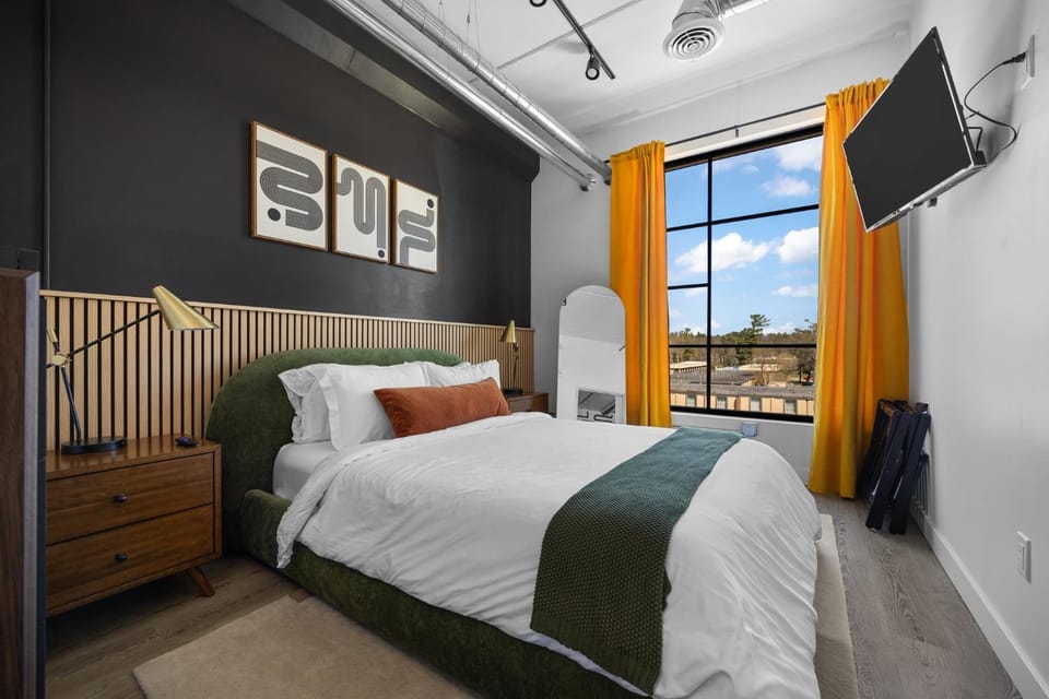 Bed, TV and multimedia, Photo of the whole room, Bedroom