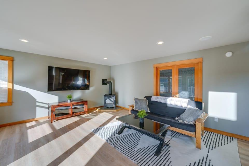 Stunning Mount Vernon Home w/ Big Lake Views! House in Puget Sound