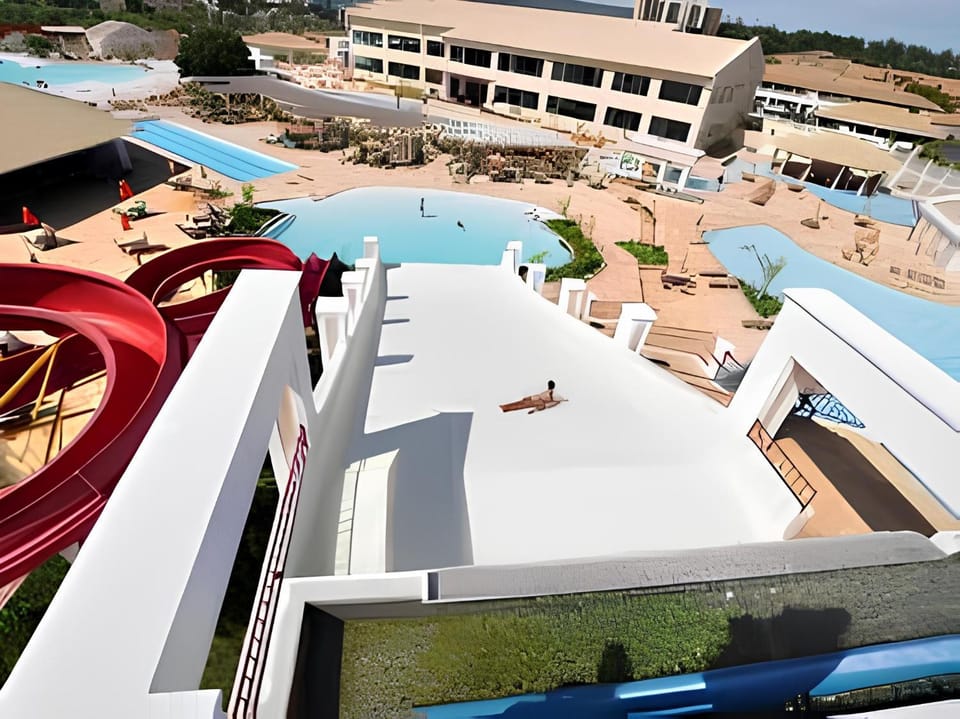 Property building, Day, Pool view, Swimming pool, sunbed