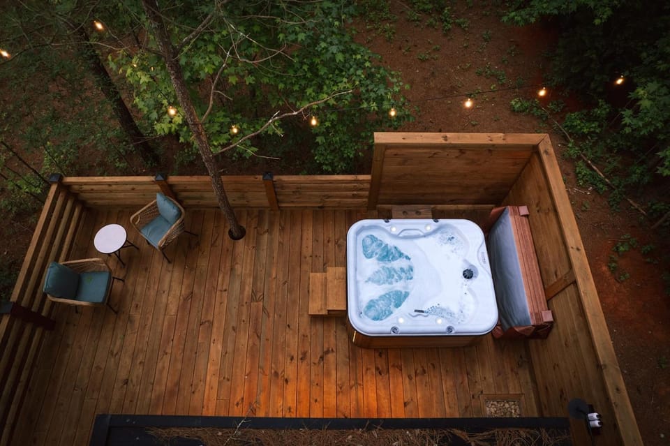 Luxury tiny cottage with deck hammock and hot tub! House in Guntersville Lake