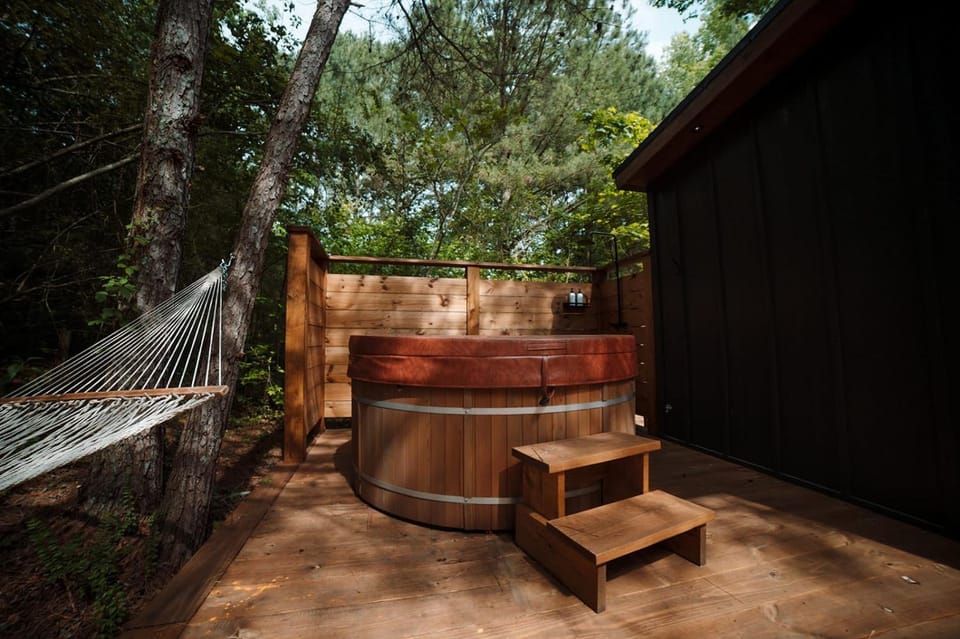 Glamping cottage with glass front and hot tub! House in Guntersville Lake