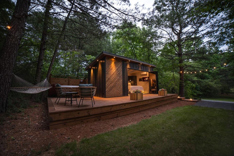 Glamping cottage with glass front and hot tub! House in Guntersville Lake