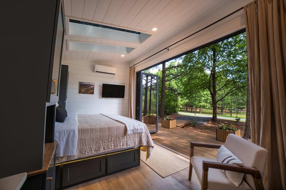 Glamping cabin with private deck and hot tub! Cabin in Guntersville Lake