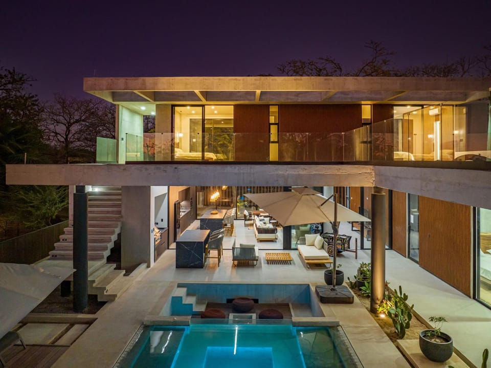New 6 bd Modern Home Walk to Beach House in Playa Langosta