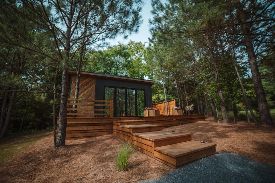 Luxury tiny house with hot tub and private deck! House in Guntersville Lake